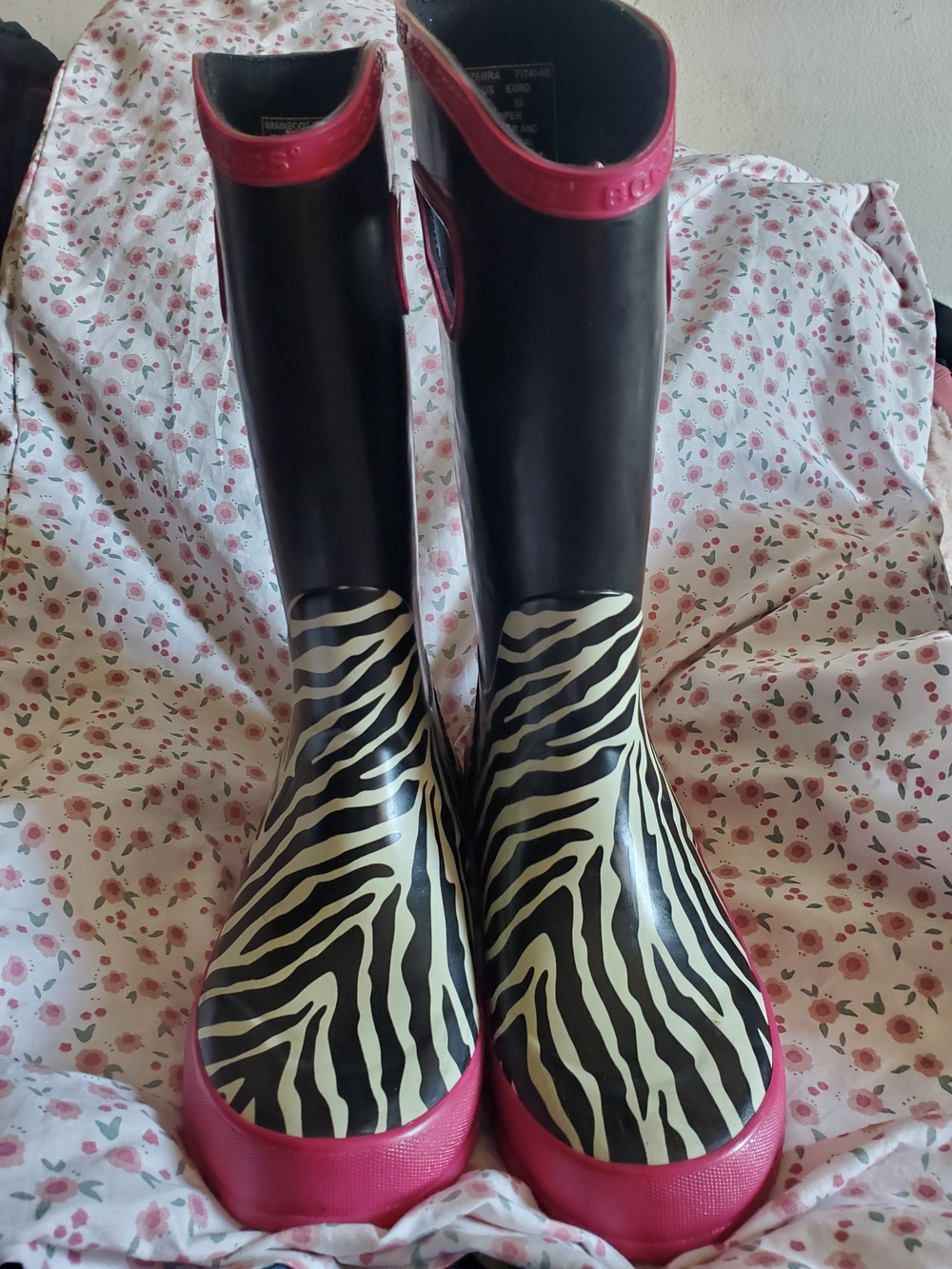 Bogs Black Zebra Print Rain Boots with Pink Trim Size 2 Girls.